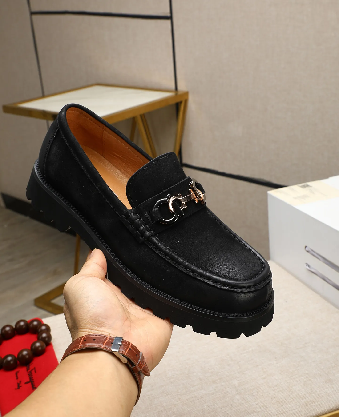 Men's shoes 💰520 📛📛(water-dyed cow lining) Salvatore Ferragamo high-end (Salvatore Ferragamo) is the world's top luxury footwear brand. It comes from the fashion kingdom of Italy. It is famous all over the world for its traditional handmade design and novel styles... 🚶🏻🚶🏻New suit shoes are on sale simultaneously at the counter. This model is purely handmade. The fabric is imported Italian calfskin➕soft water-dyed cowhide lining. Original authentic outsole🌀🌀Size: 38➖44.